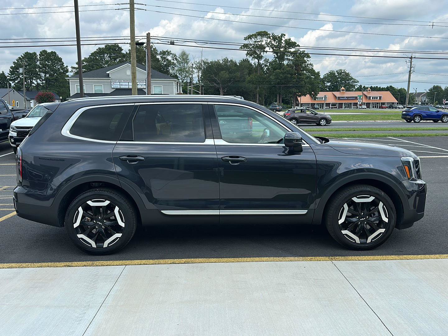 Used 2025 Kia Telluride EX FWD image 4