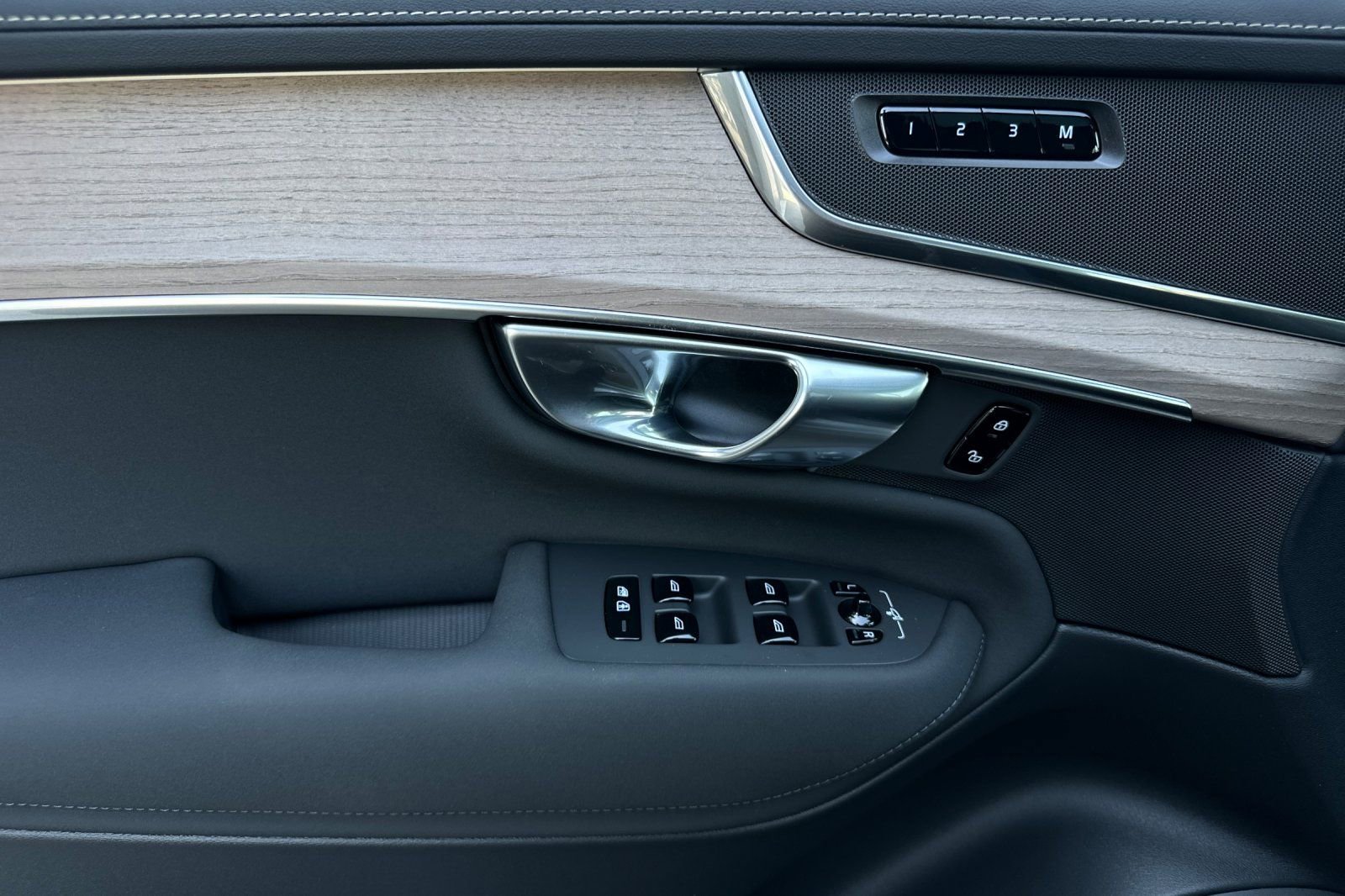 Certified 2025 Volvo XC90 B6 Core w/ Protection Package Premier image 10