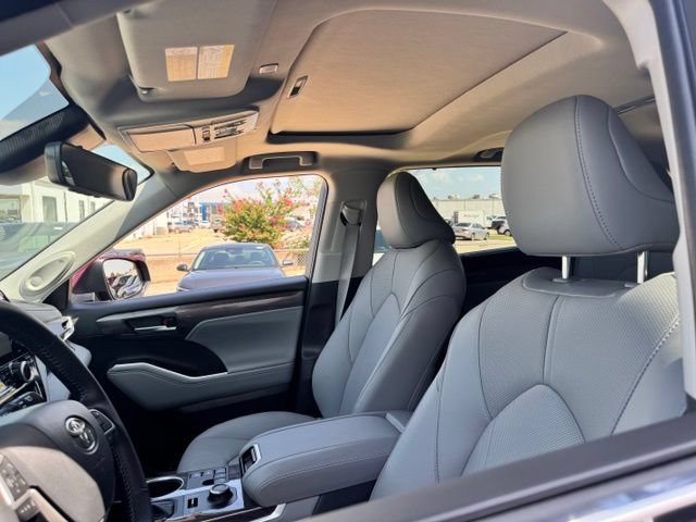 Used 2025 Toyota Highlander Limited AWD/4WD image 21