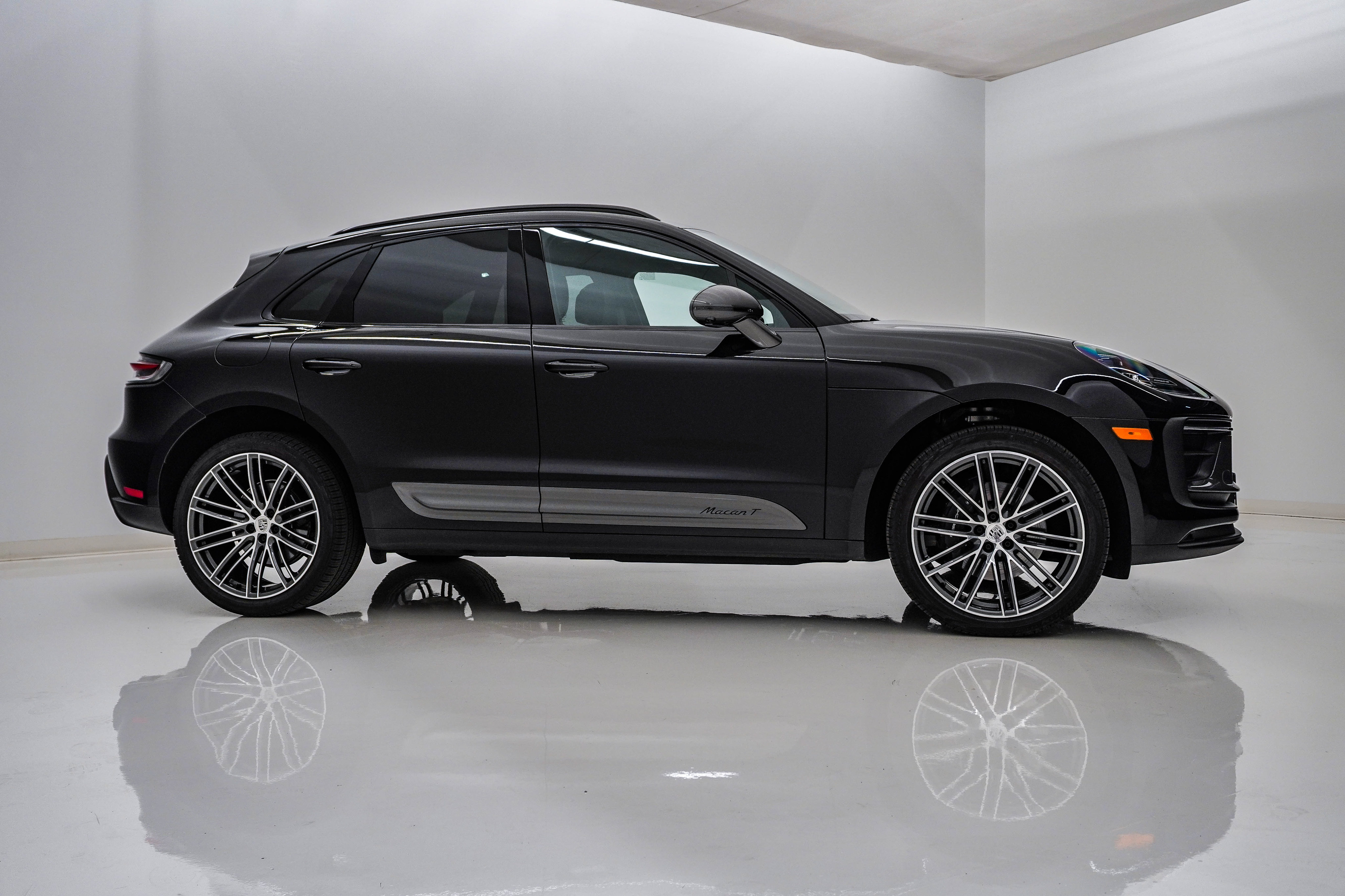 Certified 2026 Porsche Macan Turbo AWD/4WD image 9