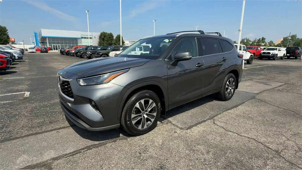 Used 2022 Toyota Highlander XLE image 4