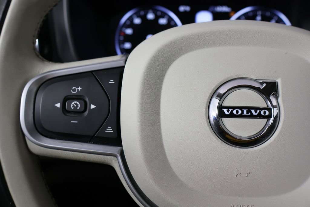 Used 2021 Volvo XC60 T5 Momentum w/ Premium Package image 32