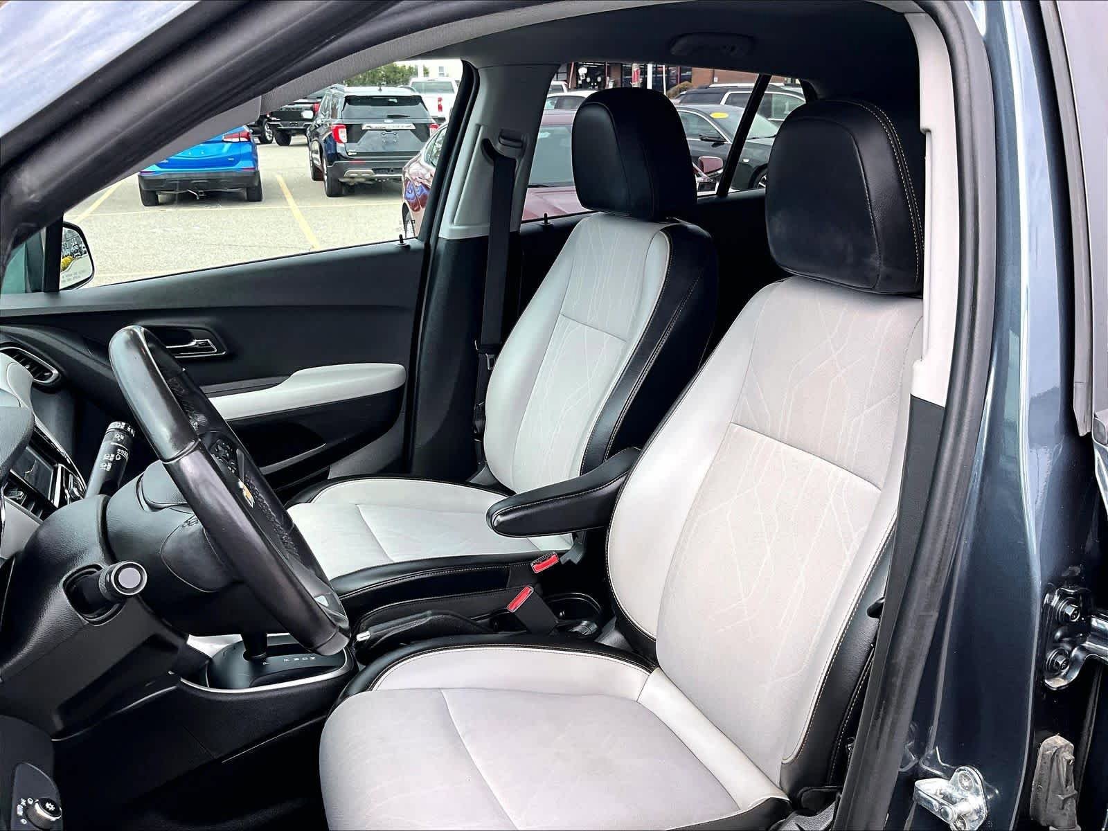 Used 2022 Chevrolet Trax LT w/ LT Convenience Package AWD/4WD image 10