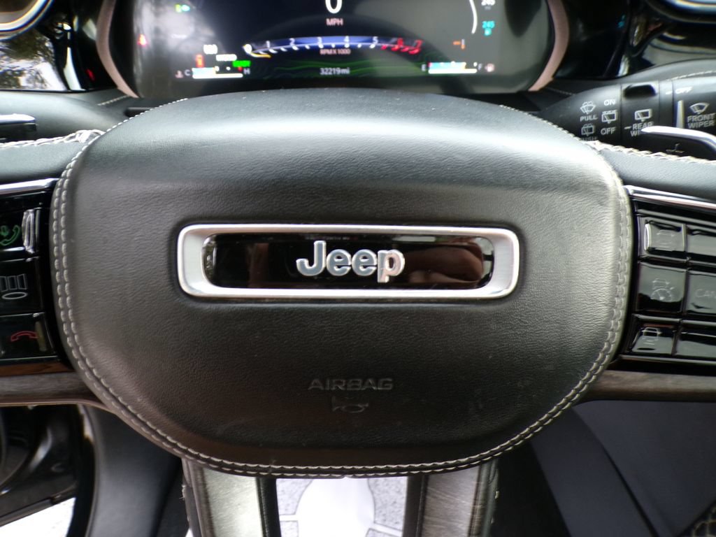 Used 2023 Jeep Grand Cherokee Overland w/ Luxury Tech Group IV AWD/4WD image 32