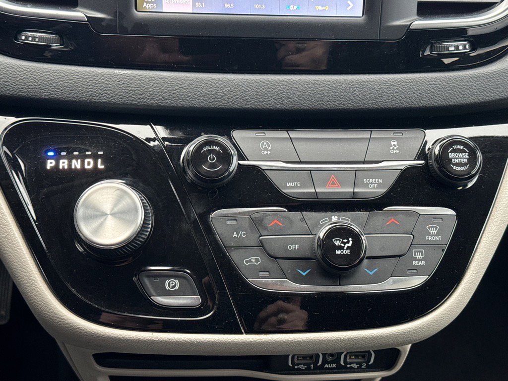 Used 2023 Chrysler Voyager LX image 12