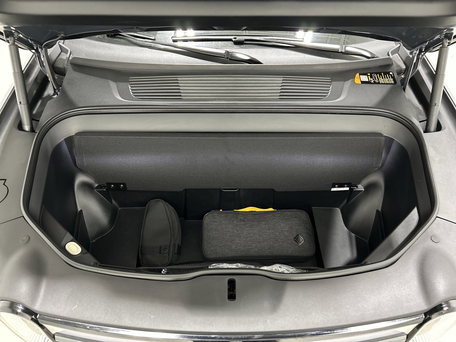 Used 2024 Rivian R1S Adventure image 14