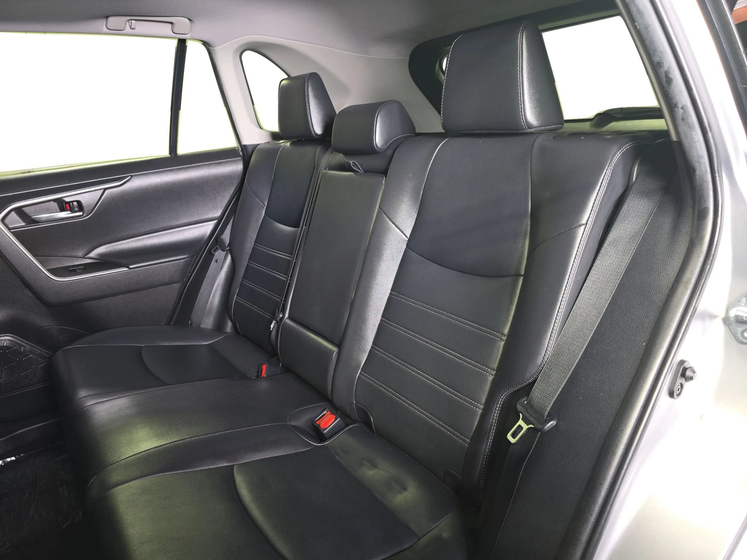 Used 2022 Toyota RAV4 XLE Premium FWD image 10