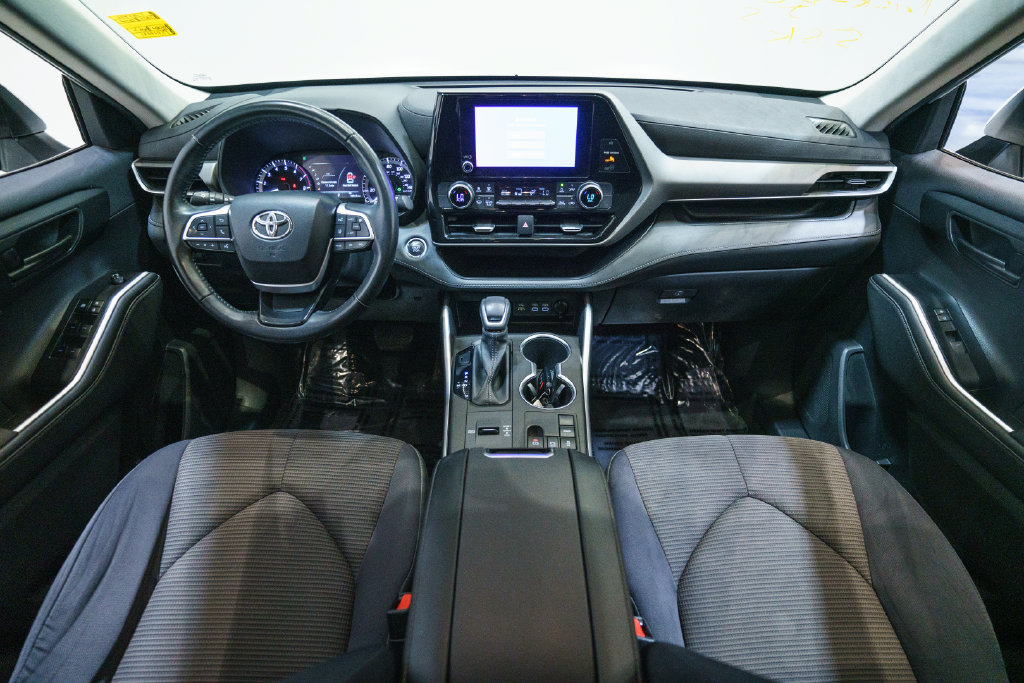 Used 2023 Toyota Highlander LE FWD image 9