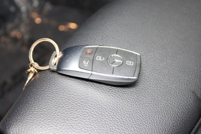 Used 2020 Mercedes-Benz GLB 250 4MATIC w/ Premium Package image 15
