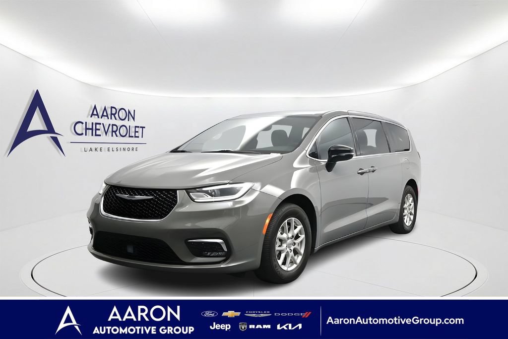 Used 2025 Chrysler Pacifica Select