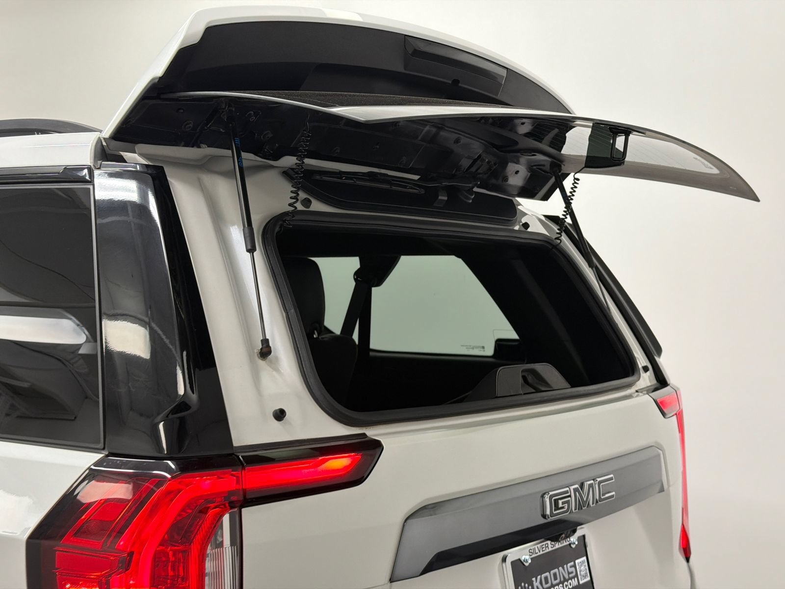 Used 2023 GMC Yukon XL Denali Ultimate AWD/4WD image 9
