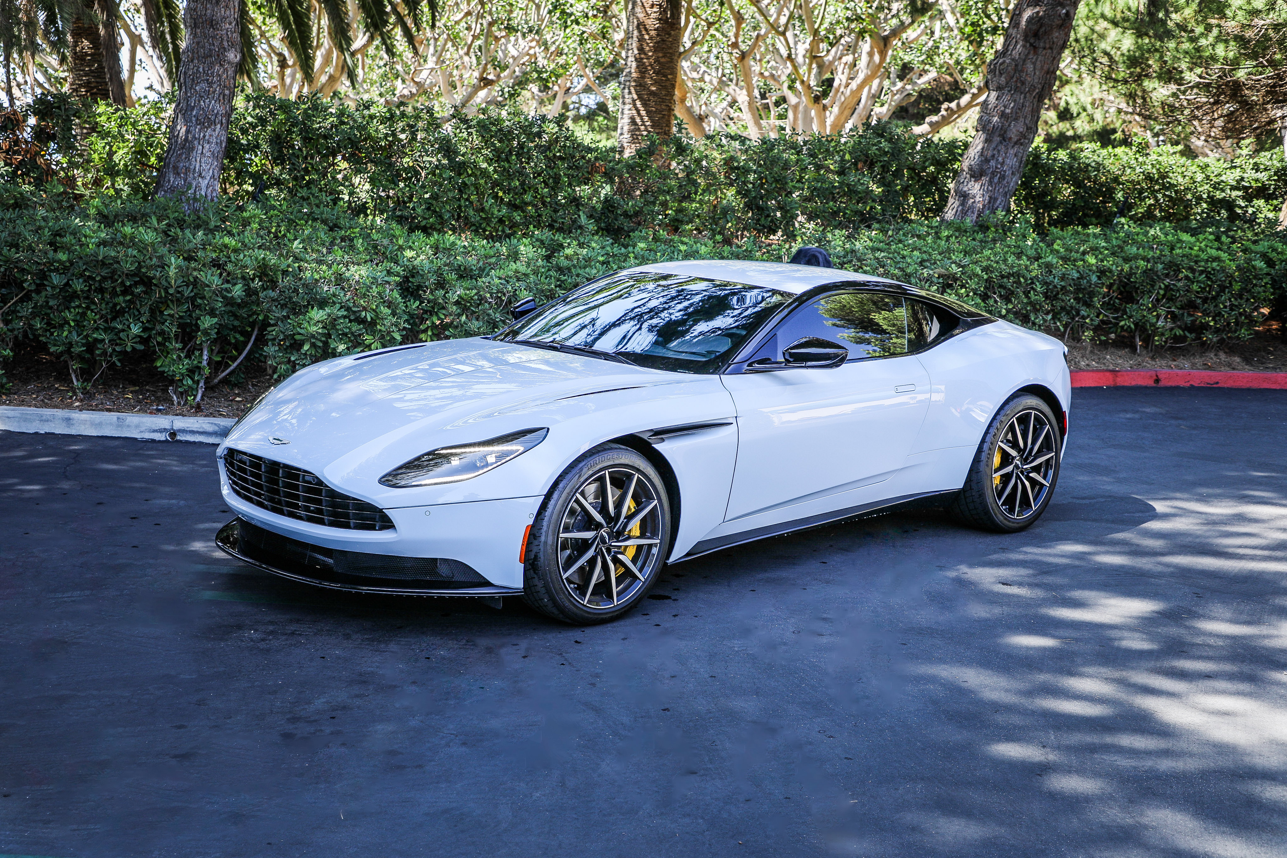 Used 2022 Aston Martin DB11 Coupe RWD image 2