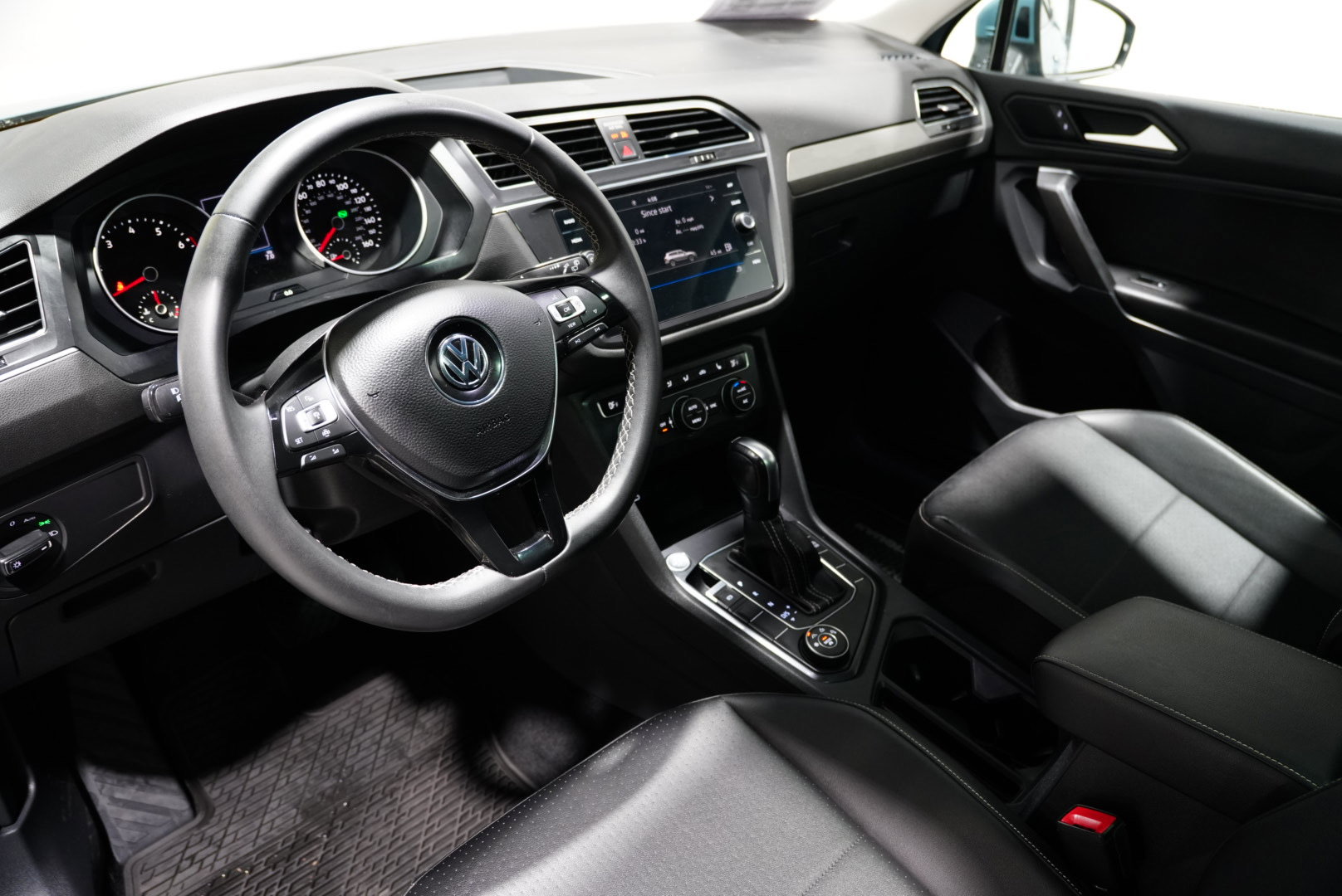 Used 2021 Volkswagen Tiguan SE w/ Panoramic Sunroof Package image 11