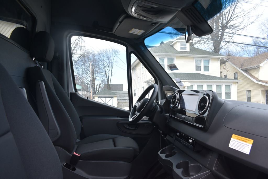 Used 2024 Mercedes-Benz eSprinter 170 Cargo image 21