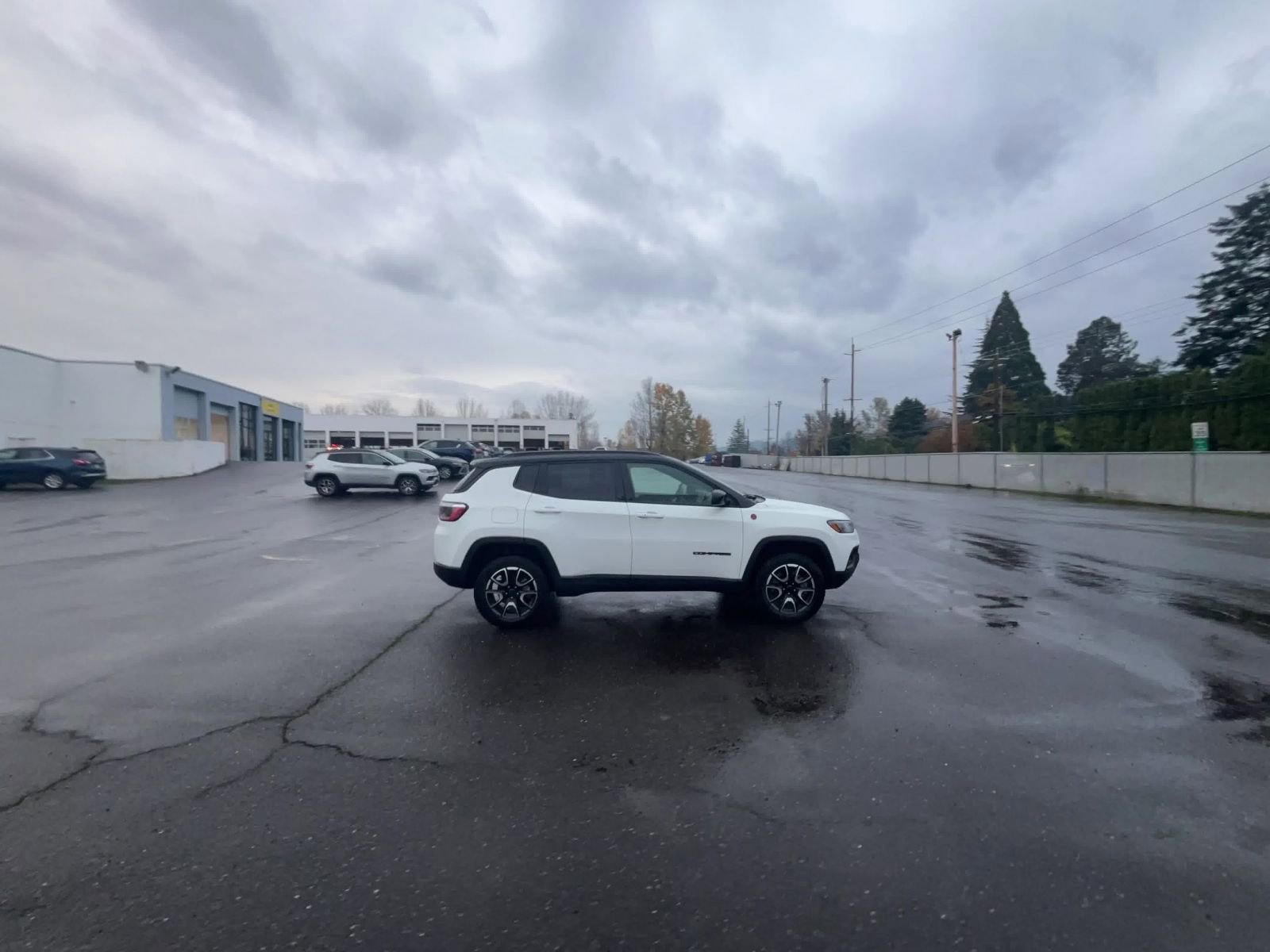 Used 2025 Jeep Compass Trailhawk image 16