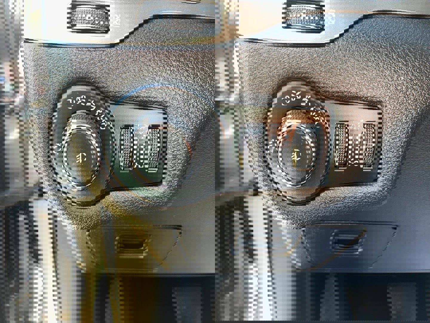 Used 2020 Jeep Cherokee Latitude Plus image 23