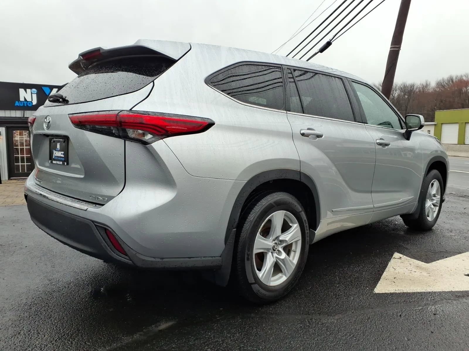 Used 2021 Toyota Highlander LE image 3