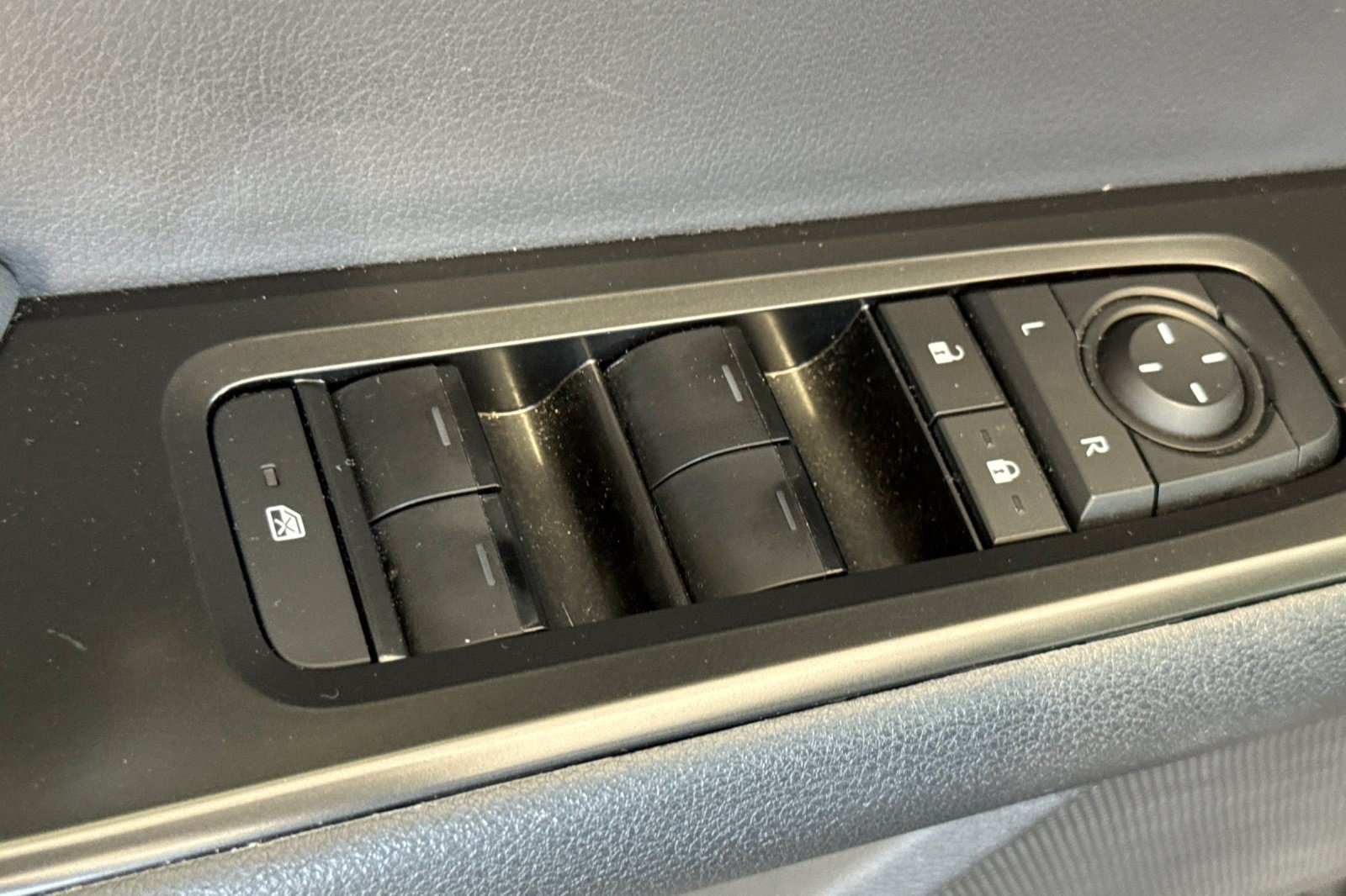Certified 2025 Lexus UX 300h FWD w/ Accessory Package (Z2) image 13