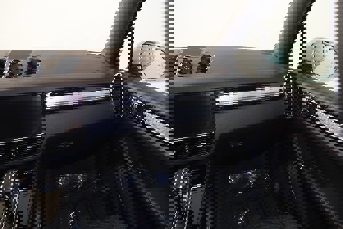 Used 2023 Porsche Cayenne Coupe image 50