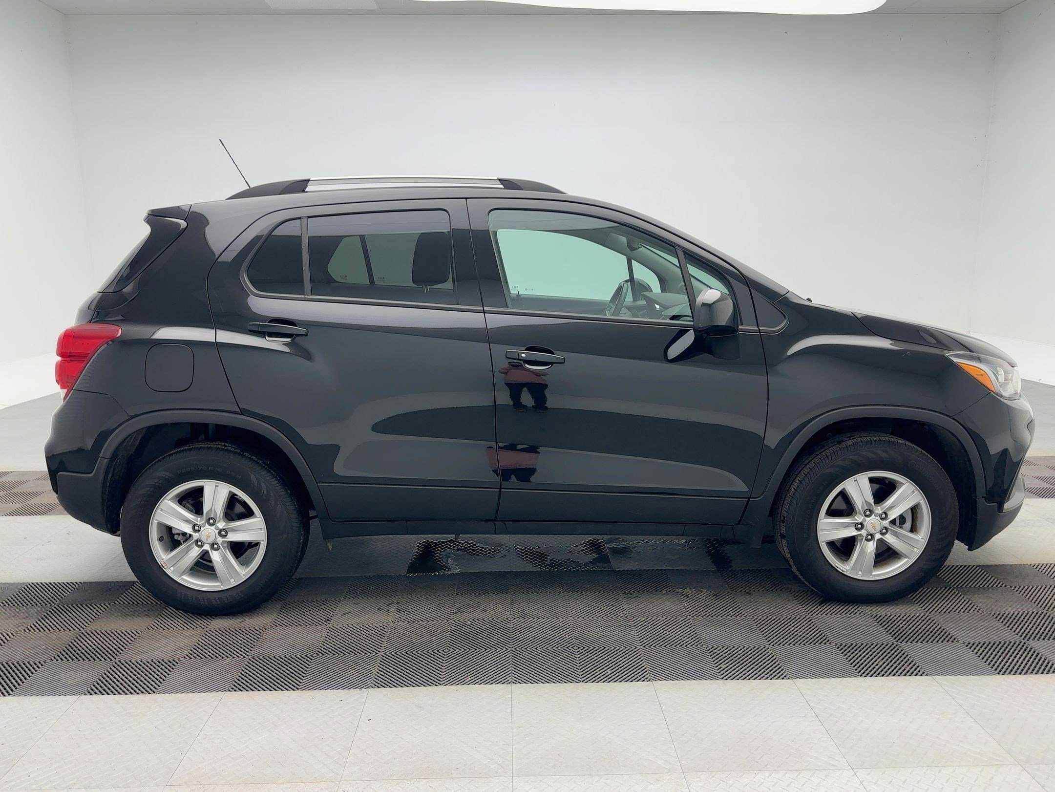 Used 2022 Chevrolet Trax LT w/ LT Convenience Package image 8