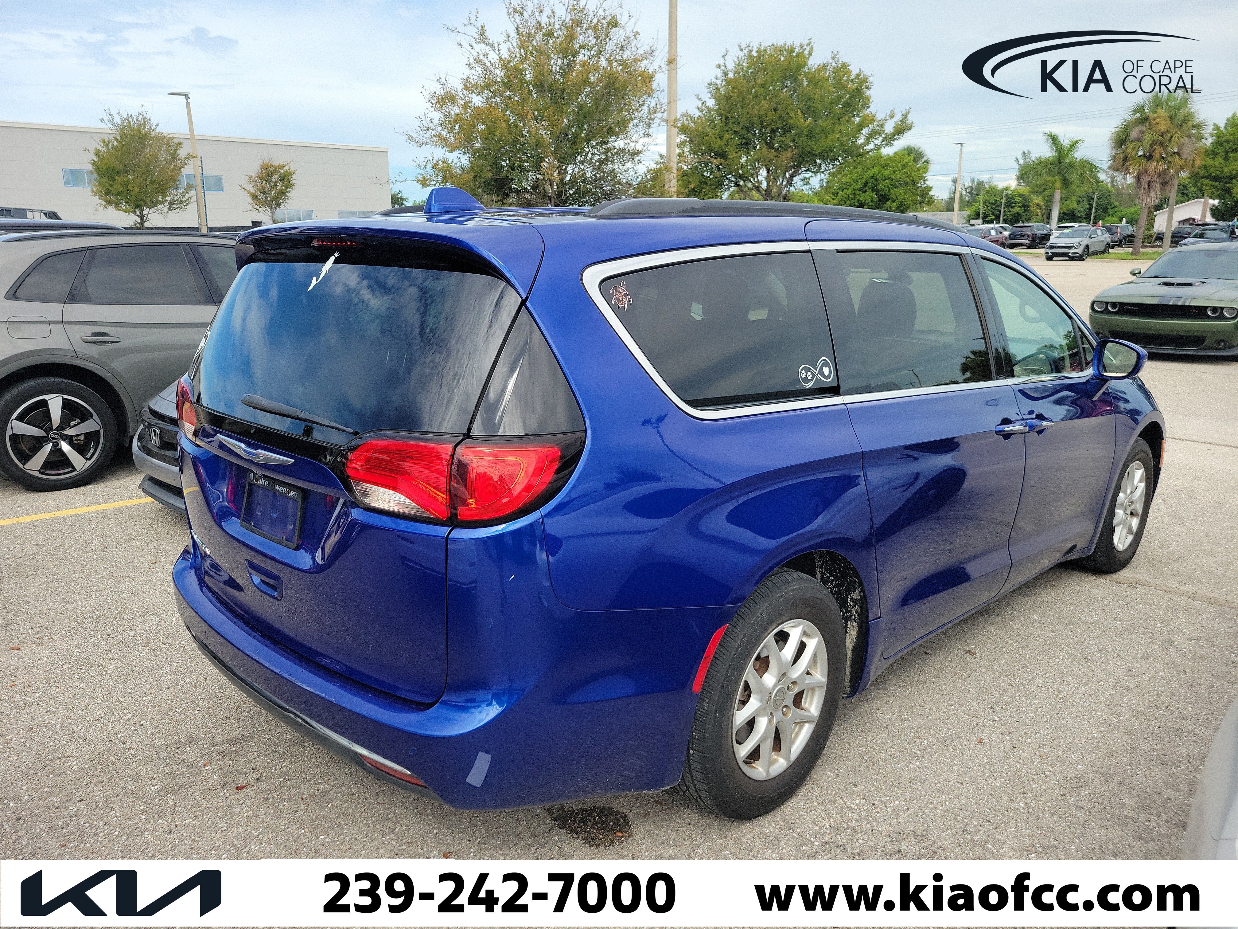 Used 2020 Chrysler Pacifica Touring FWD image 6