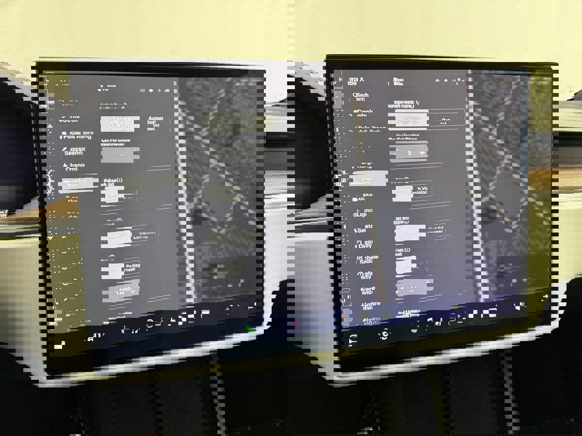 Used 2022 Tesla Model X image 17