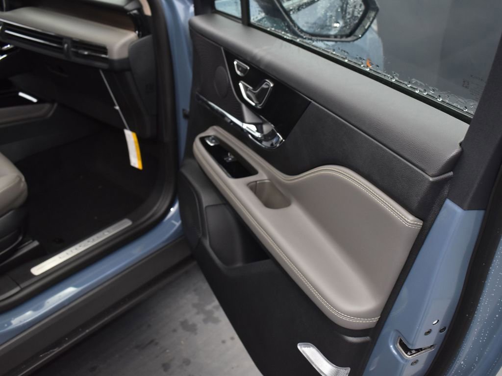 New 2025 Lincoln Corsair Reserve w/ Jet Appearance Package image 16