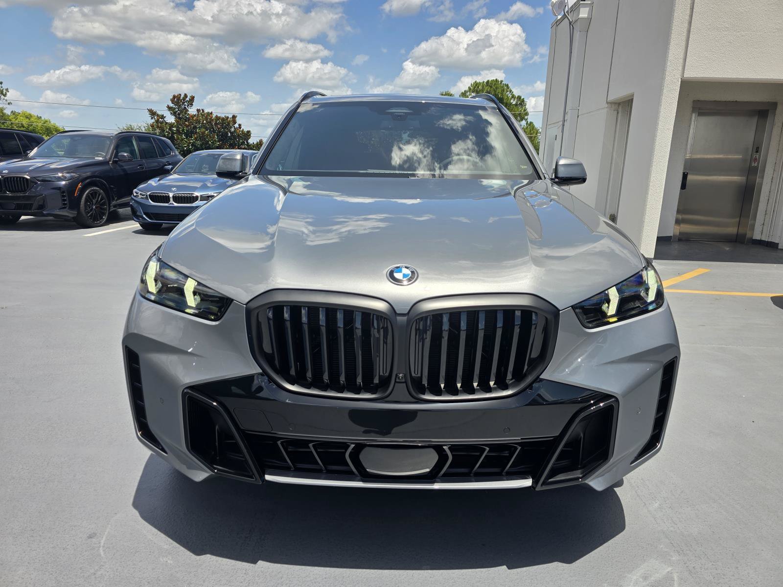 New 2026 BMW X5 xDrive40i w/ M Sport Package AWD/4WD image 2