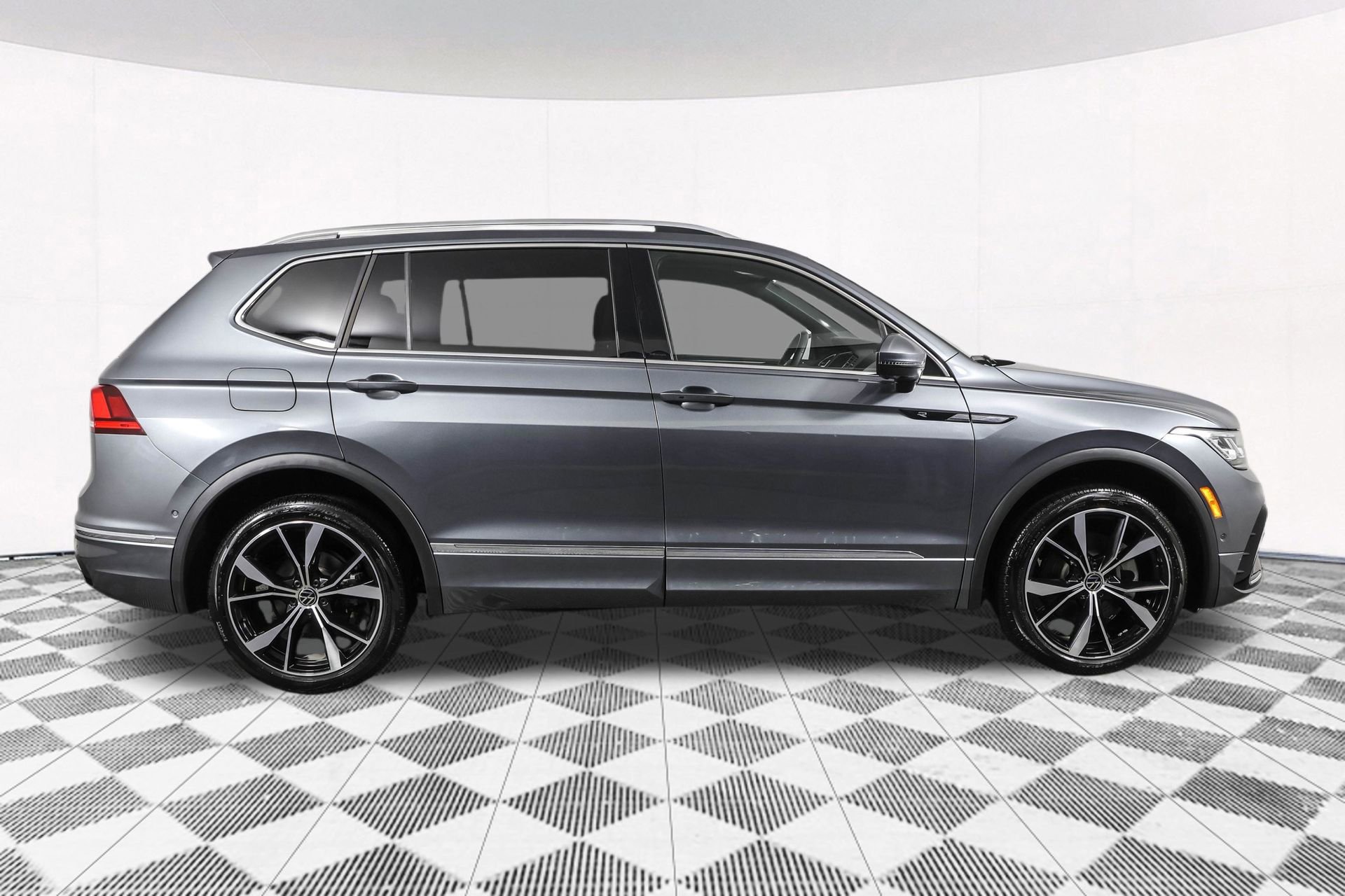 Used 2024 Volkswagen Tiguan SEL R-Line image 17