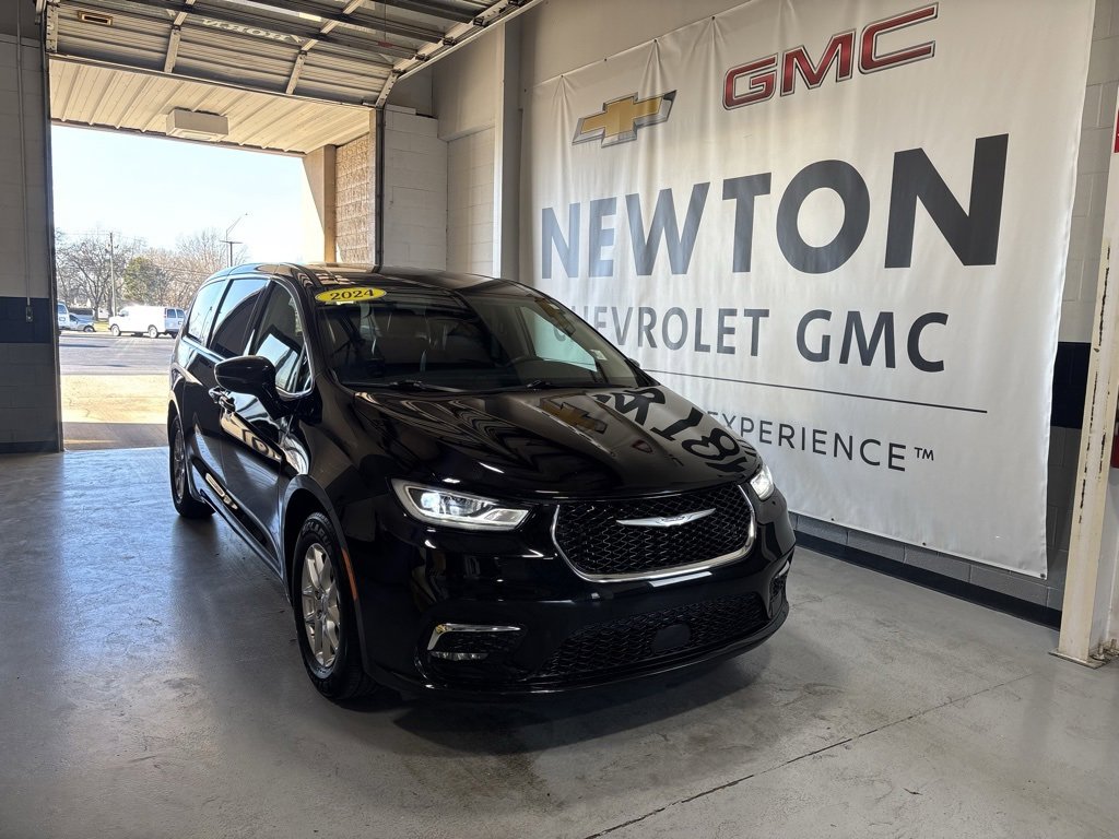 Used 2024 Chrysler Pacifica Touring-L image 2