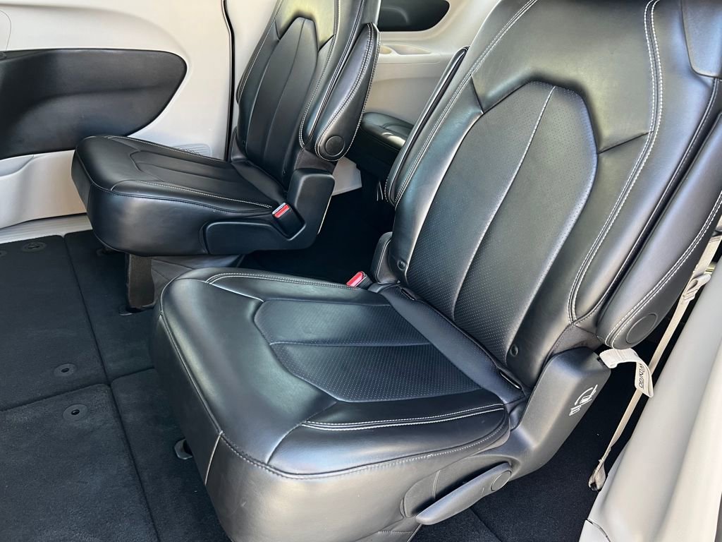 Used 2024 Chrysler Pacifica Touring-L image 14