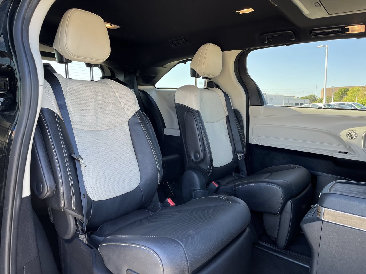 Used 2025 Toyota Sienna Platinum FWD image 27