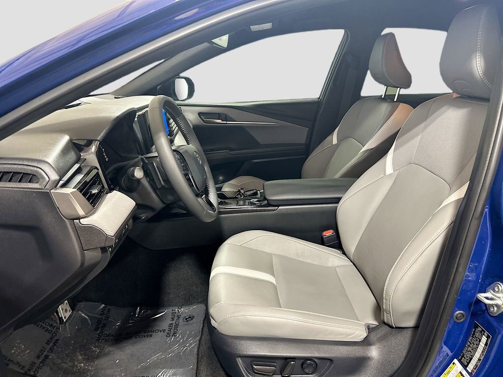 Used 2025 Toyota Camry SE w/ Convenience Package FWD image 17