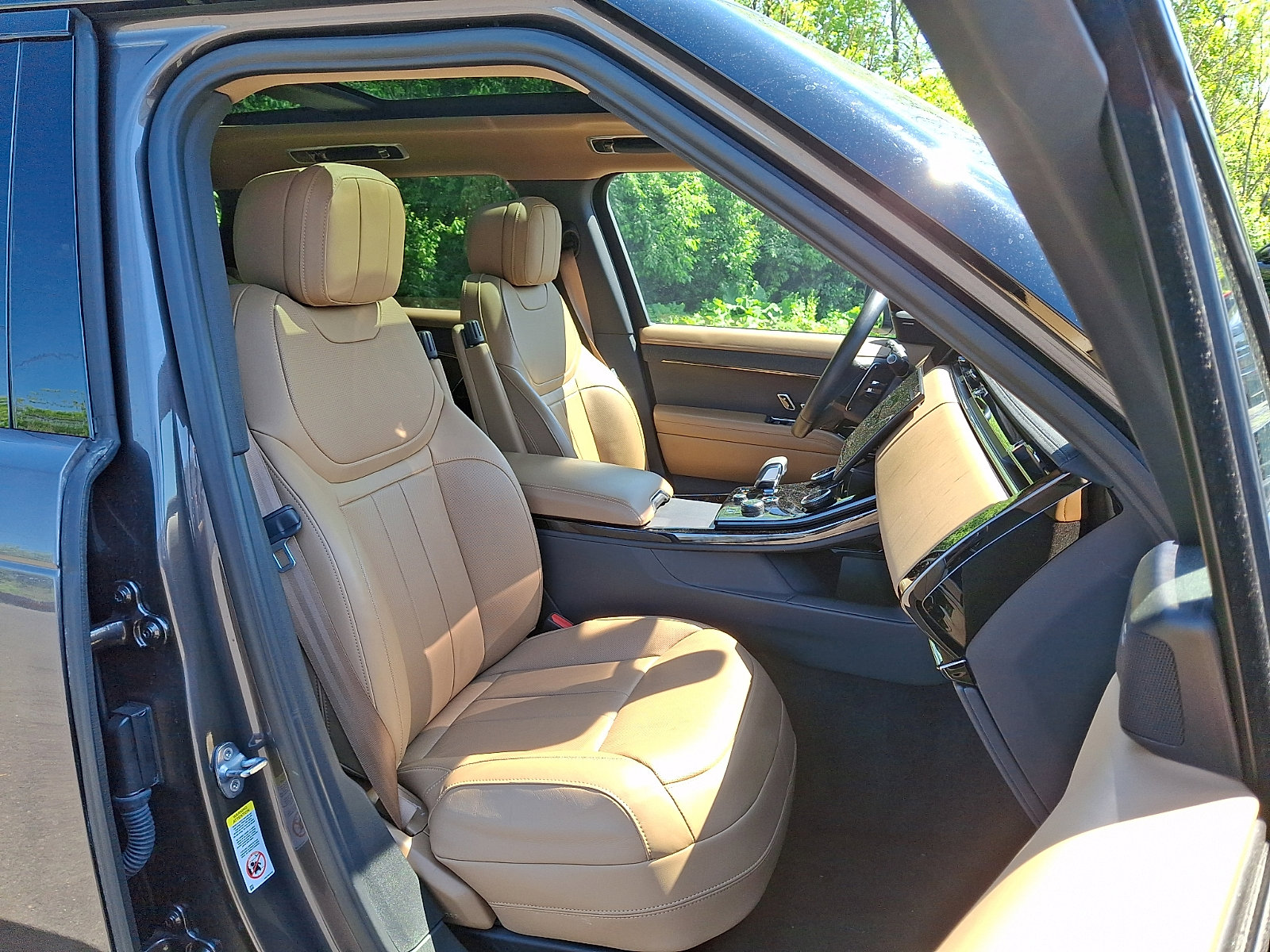 Used 2023 Land Rover Range Rover Sport SE AWD/4WD image 3