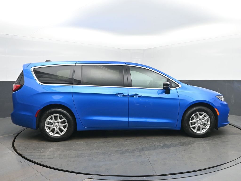 New 2026 Chrysler Pacifica Select image 6