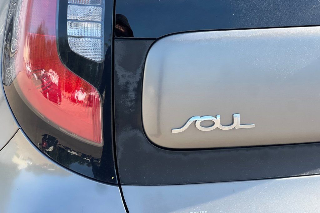 Used 2015 Kia Soul + FWD image 21