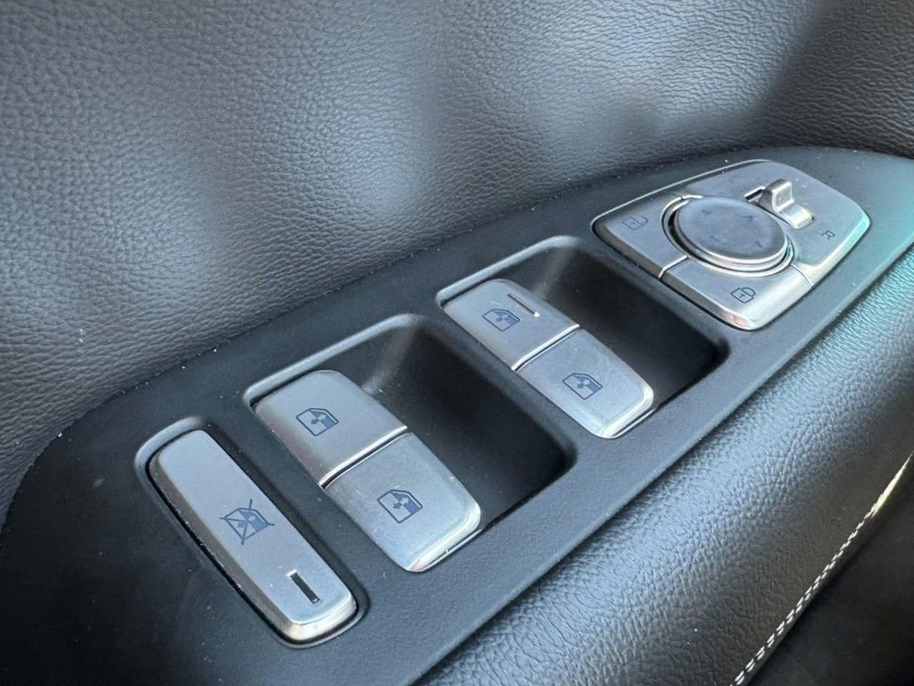 Used 2025 Genesis G70 2.5T image 23