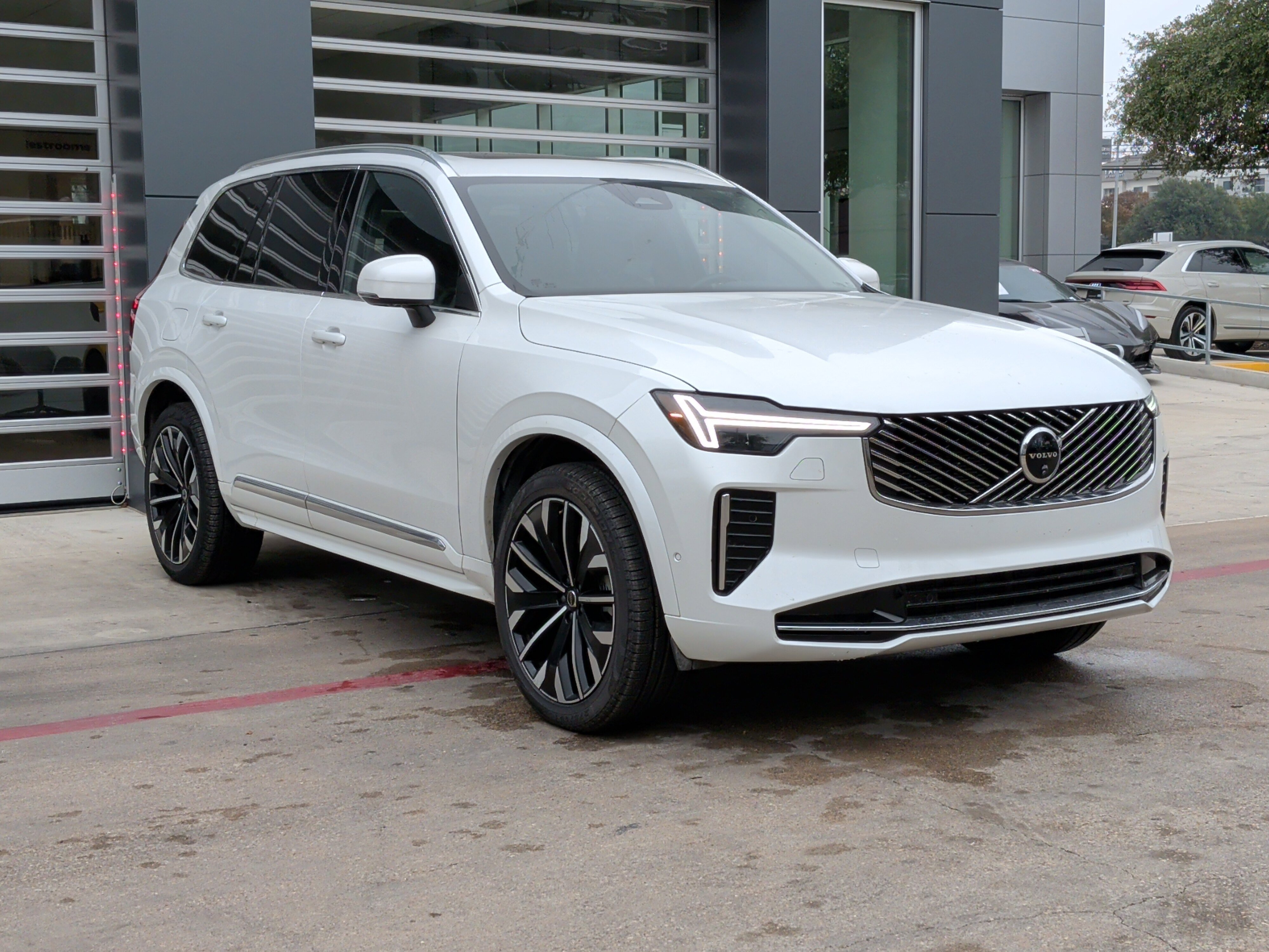 Used 2025 Volvo XC90 B6 Plus image 2