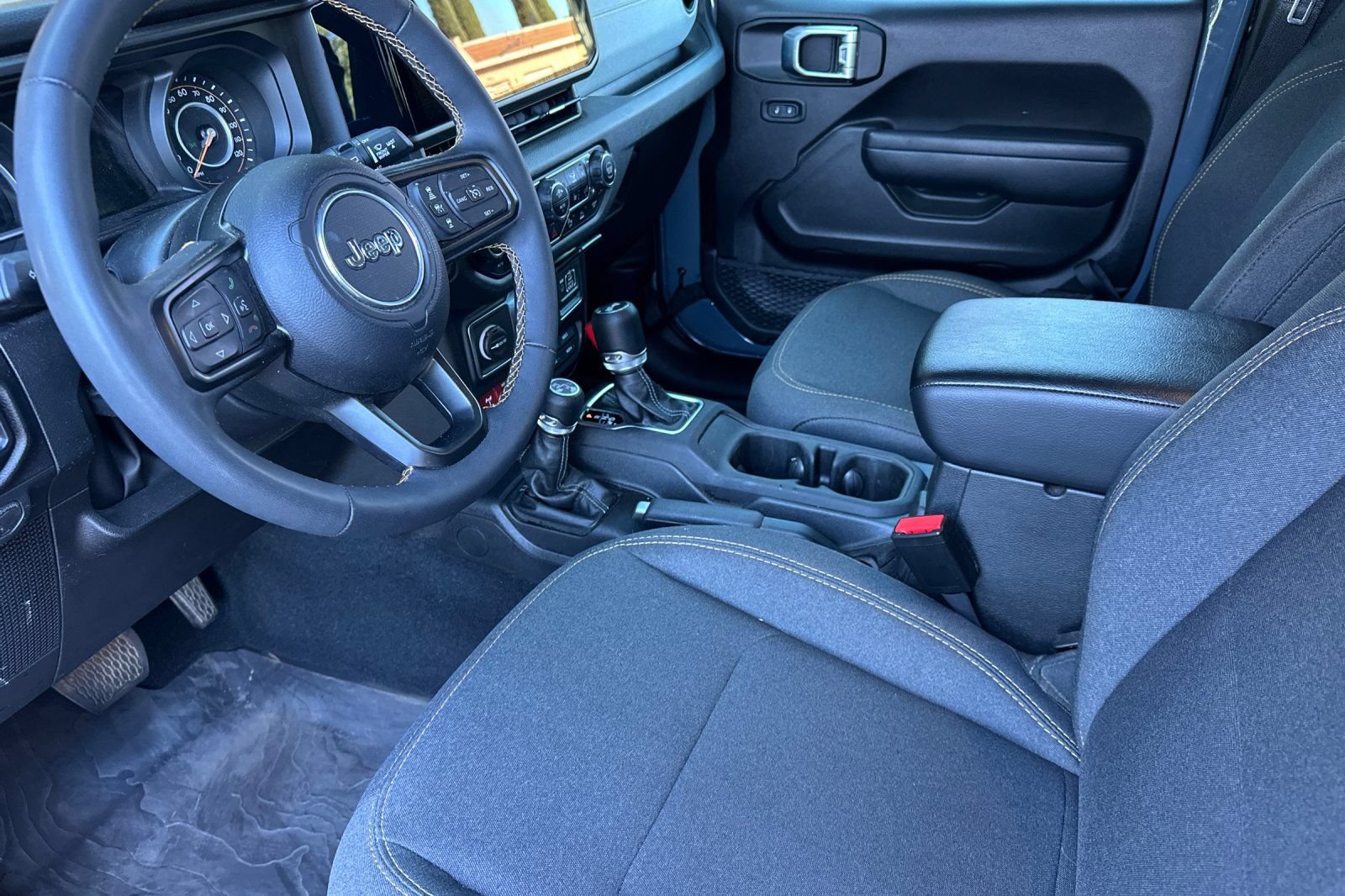 Used 2024 Jeep Wrangler Sport AWD/4WD image 9