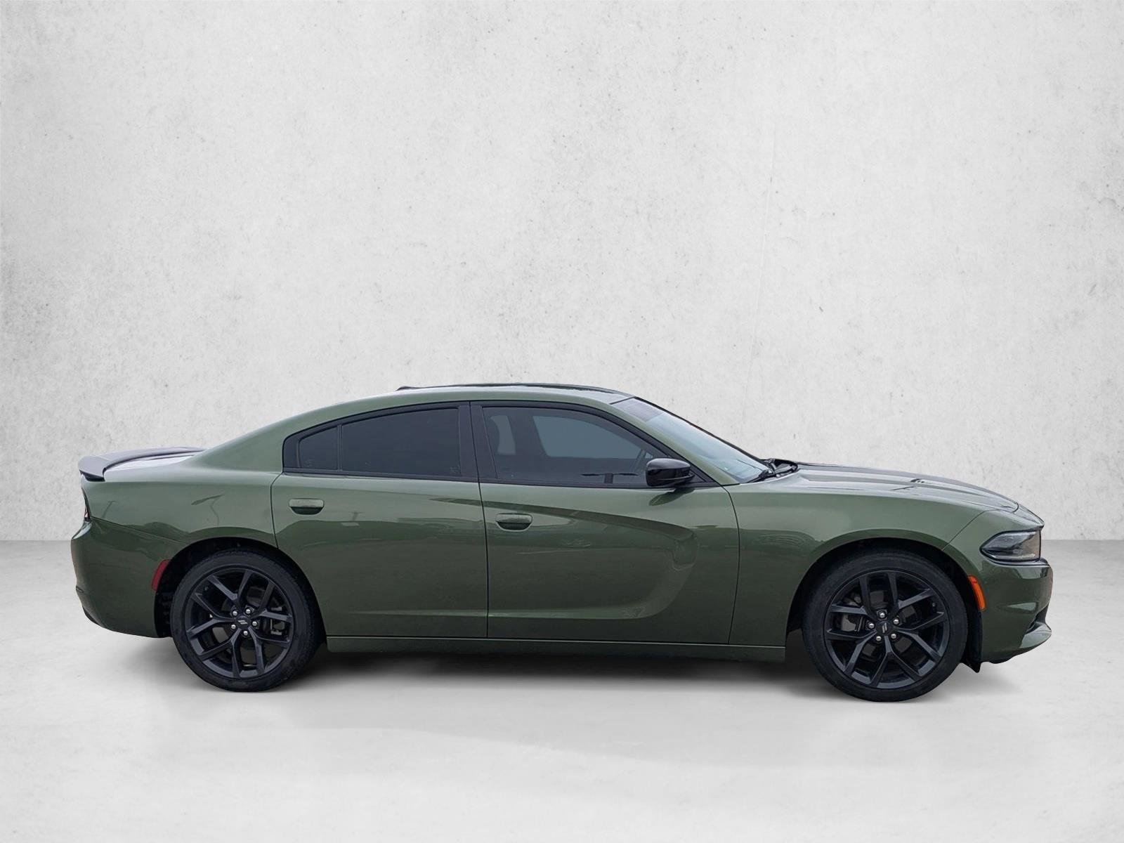 Used 2022 Dodge Charger SXT w/ Blacktop Package RWD image 4