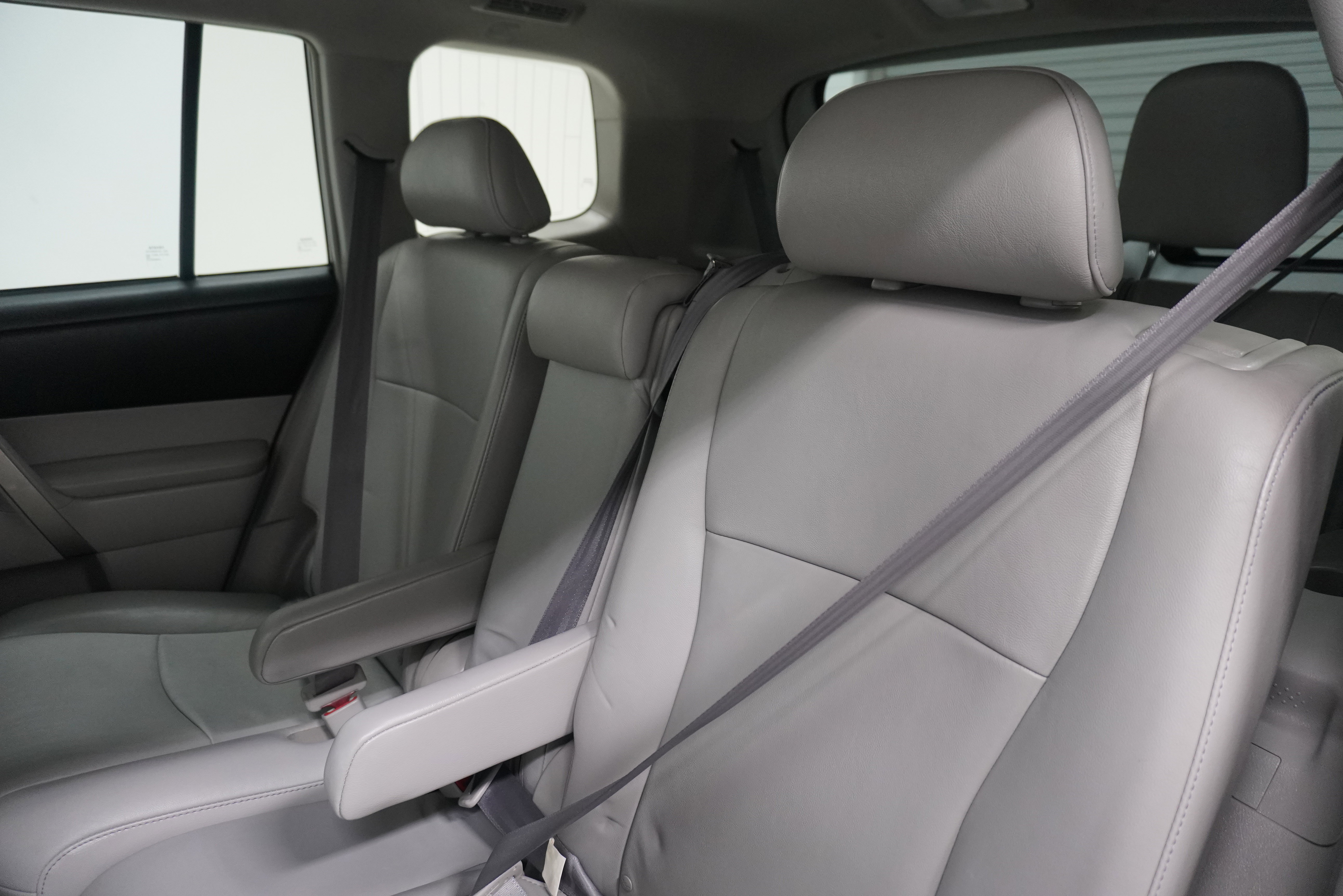 Used 2011 Toyota Highlander SE w/ Tow Pkg FWD image 12
