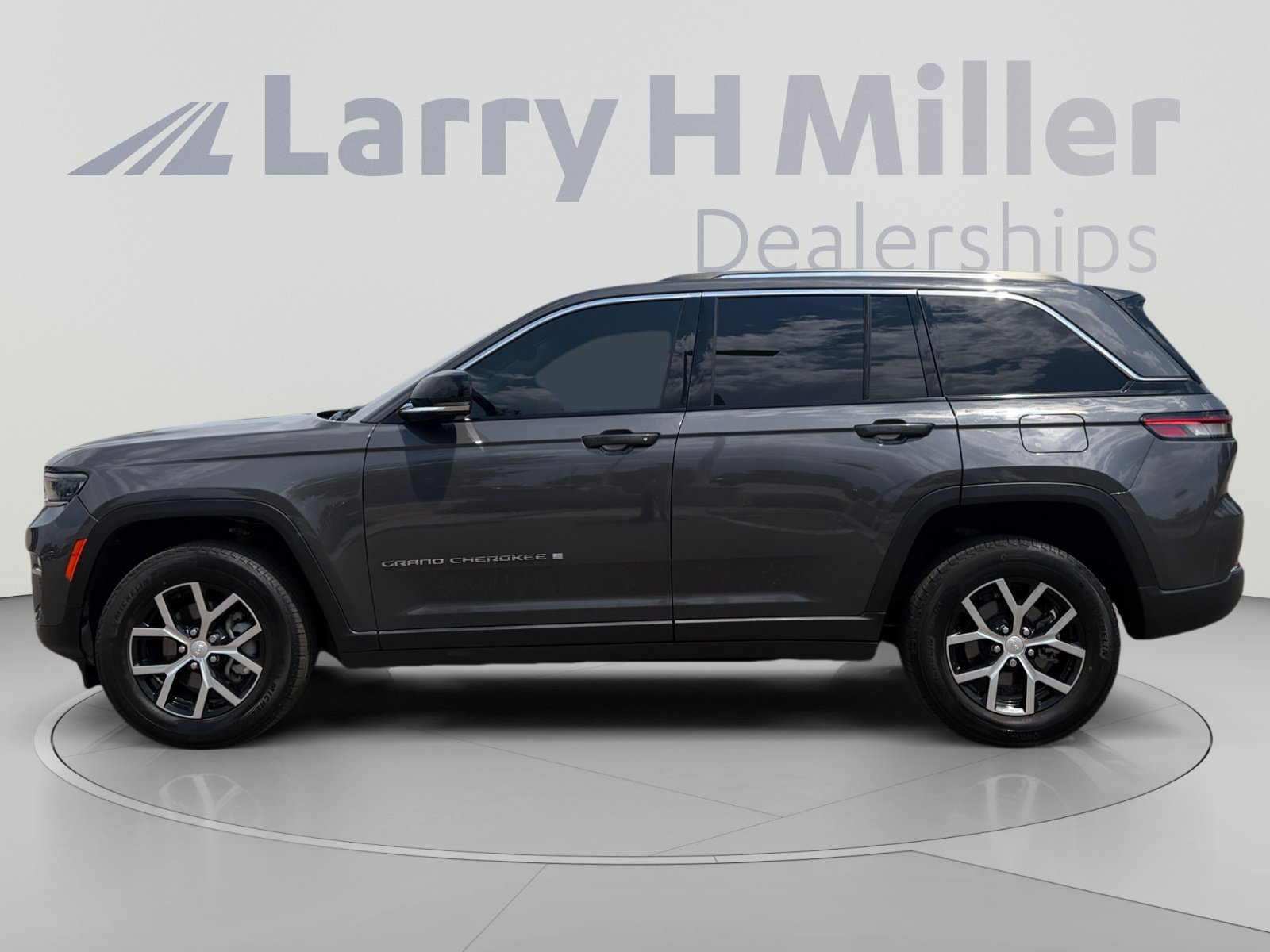Used 2023 Jeep Grand Cherokee Limited AWD/4WD image 3