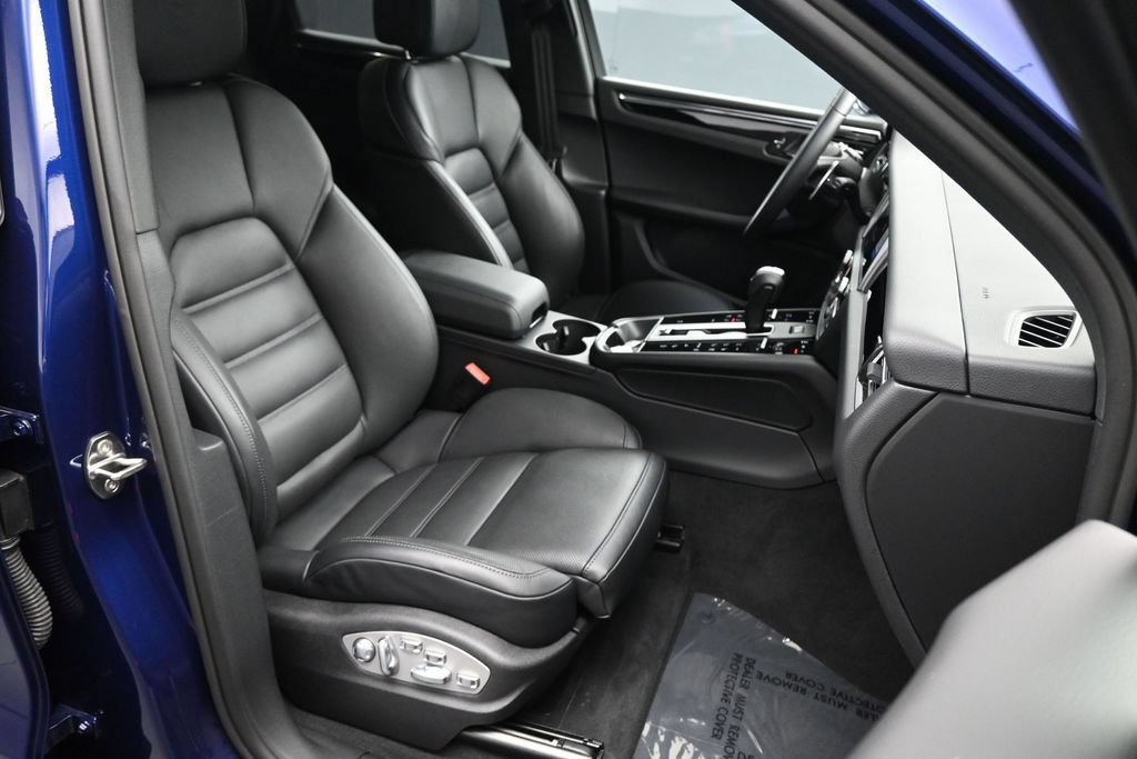 Used 2025 Porsche Macan AWD/4WD image 11