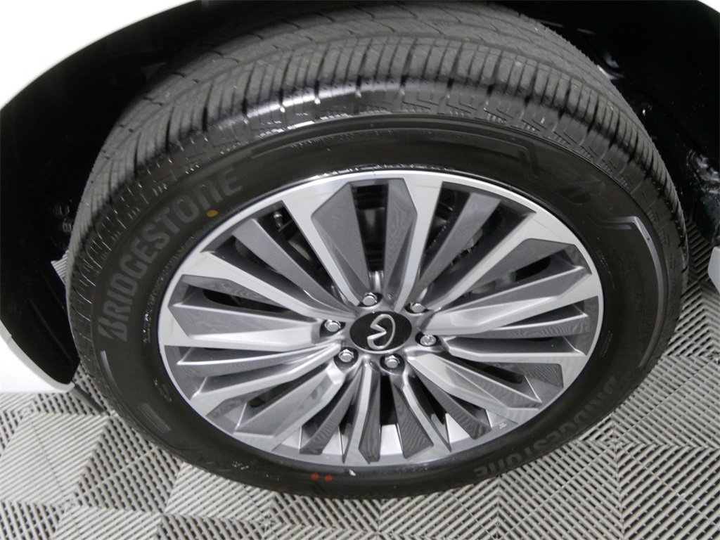 New 2025 INFINITI QX80 Sensory image 10