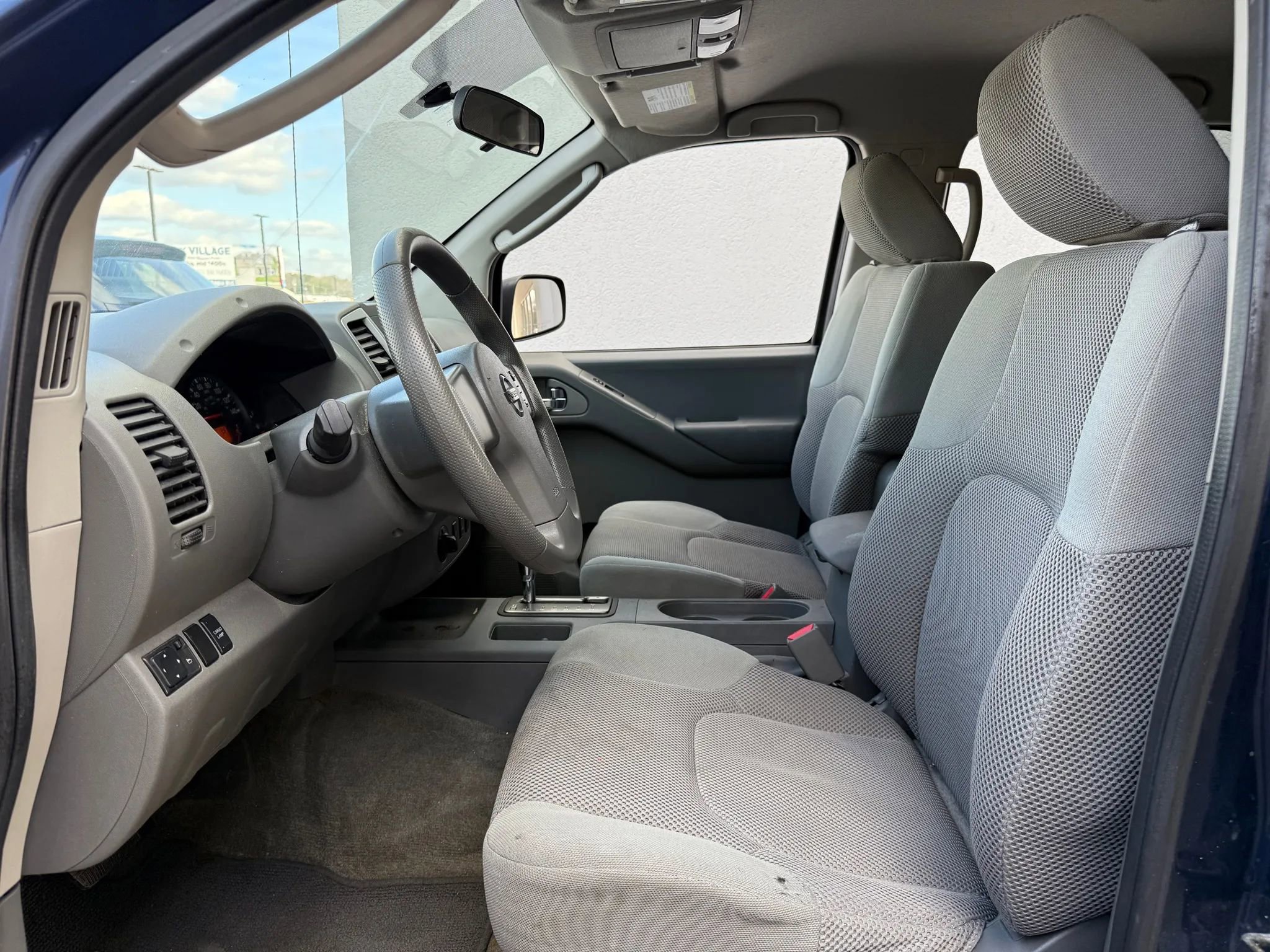 Used 2011 Nissan Frontier SV image 2