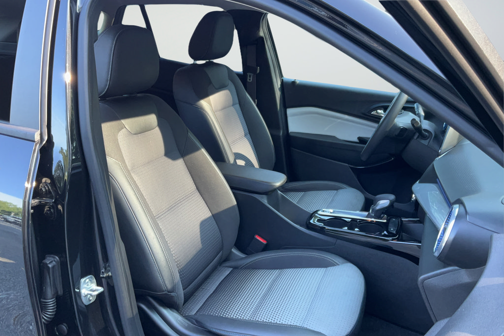 Certified 2025 Chevrolet Trax LT FWD image 20