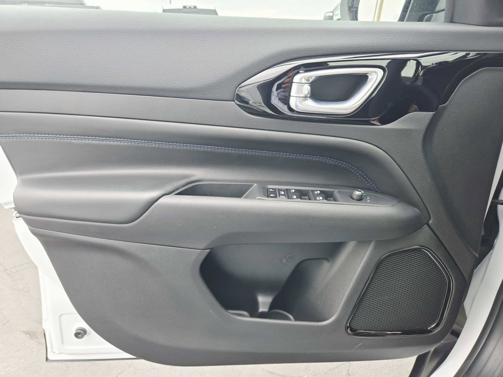 Used 2025 Jeep Compass Latitude w/ Altitude Special Edition image 33