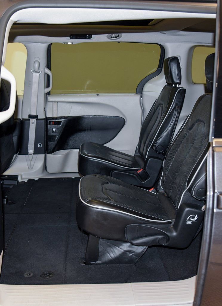 Used 2023 Chrysler Pacifica Limited FWD image 4