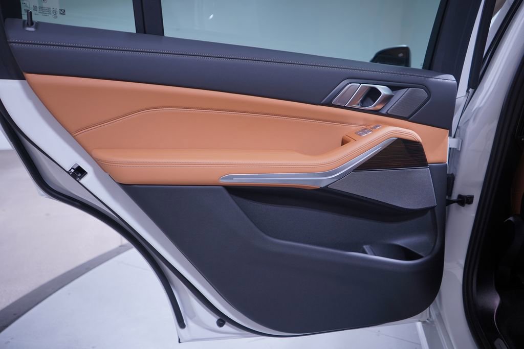 Used 2026 BMW X7 xDrive40i image 16