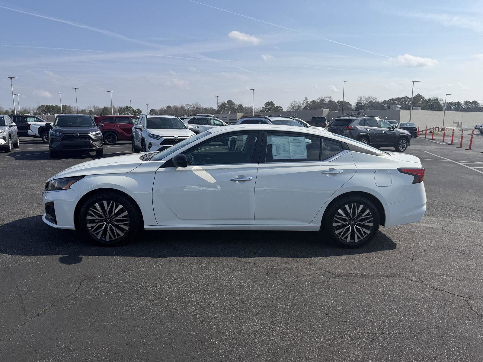 Used 2025 Nissan Altima 2.5 SV image 4